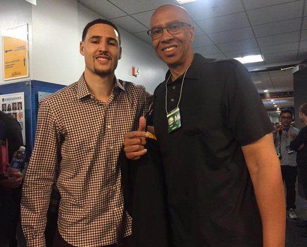 让势头拱手 让势头拱手